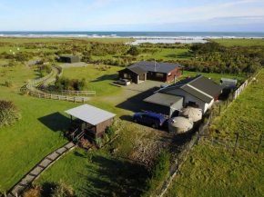 Kiwi Cabin and Homestay at Koru with hot tub